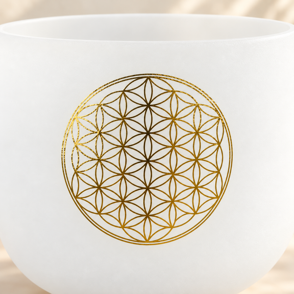 Detalle del símbolo dorado Flor de la Vida y borde del cuenco blanco