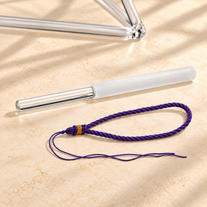 Ambientación digital: Detalle de baqueta y cordón violeta; no es una fotografía de una sesión real