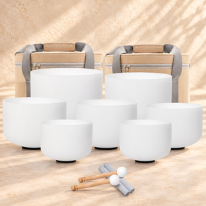 Ambientación digital: siete cuencos blancos con dos bolsas beige y accesorios; no es una fotografía de una sesión real