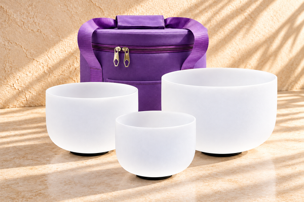 Ambientación digital: Bolsa morada de asas moradas con cuencos blancos; no es una fotografía de una sesión real
