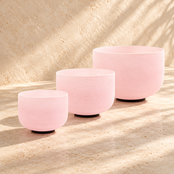Ambientación digital: Vista alternativa de tres cuencos rosa; no es una fotografía de una sesión real