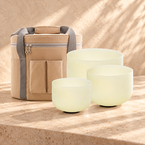 Ambientación digital: Bolsa beige con tres cuencos amarillo claro; no es una fotografía de una sesión real
