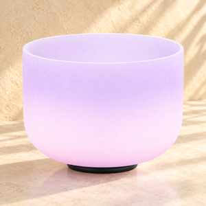Ambientación digital: Cuenco morado y rosa completo, composición cercana ambientada; no es una fotografía de una sesión real