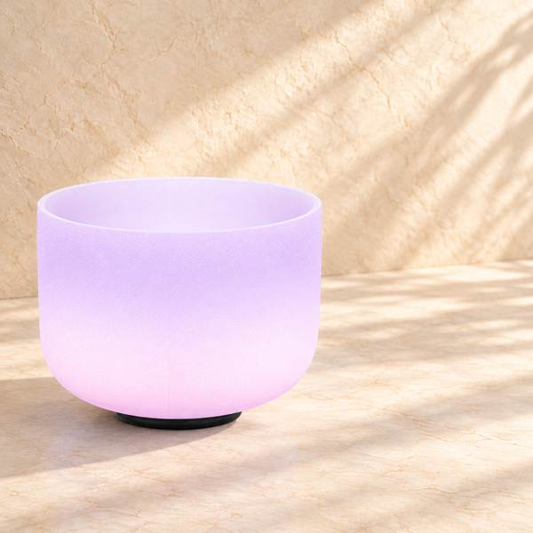 Ambientación digital: Cuenco morado y rosa, composición lateral ambientada; no es una fotografía de una sesión real