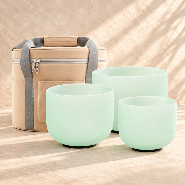 Ambientación digital: Bolsa beige con tres cuencos verde menta; no es una fotografía de una sesión real