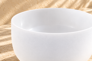 Ambientación digital: Detalle ilustrativo de borde y acabado de cuenco blanco; no es una fotografía de una sesión real