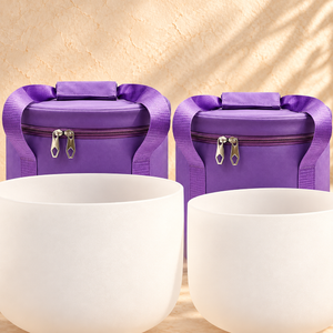 Ambientación digital: Detalle de dos bolsas moradas de asas moradas con dos cuencos; no es una fotografía de una sesión real