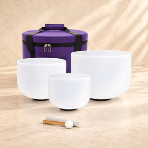 Ambientación digital del set blanco de tres cuencos y su bolsa morada, basada en la referencia del producto; no es una sesión fotográfica real