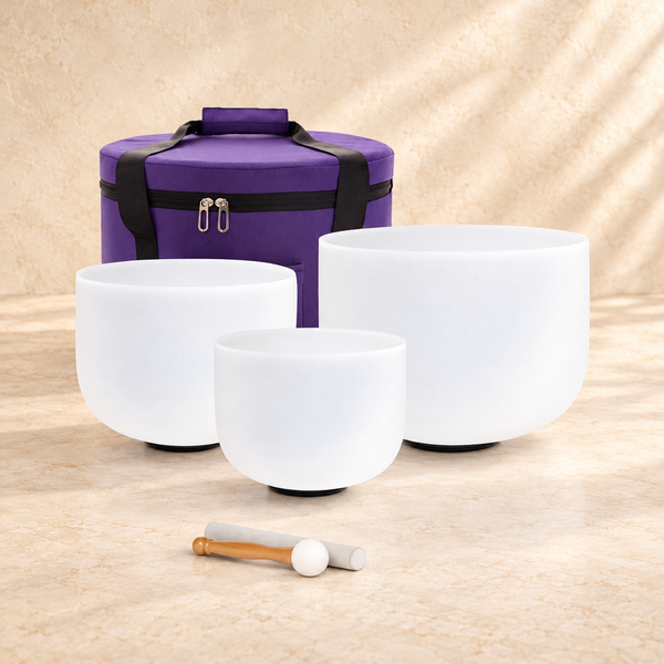 Ambientación digital del set blanco de tres cuencos y su bolsa morada, basada en la referencia del producto; no es una sesión fotográfica real