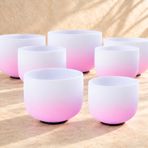 Set de siete cuencos rosa parcial, detalle del borde. Imagen ambientada digitalmente.