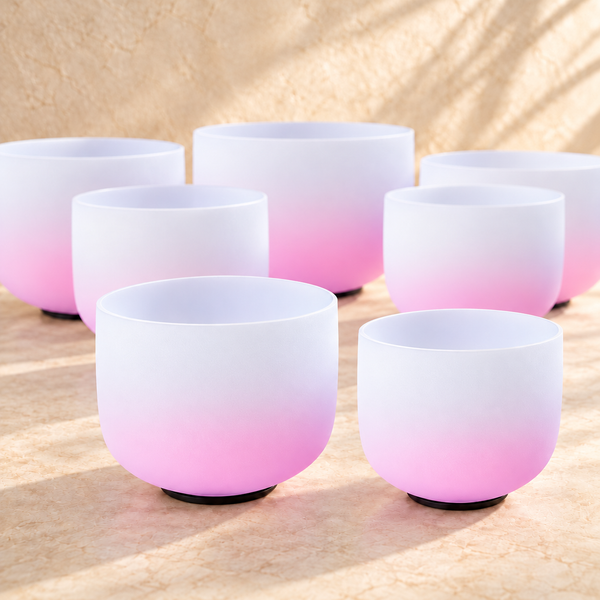 Set de siete cuencos rosa parcial, detalle del borde. Imagen ambientada digitalmente.