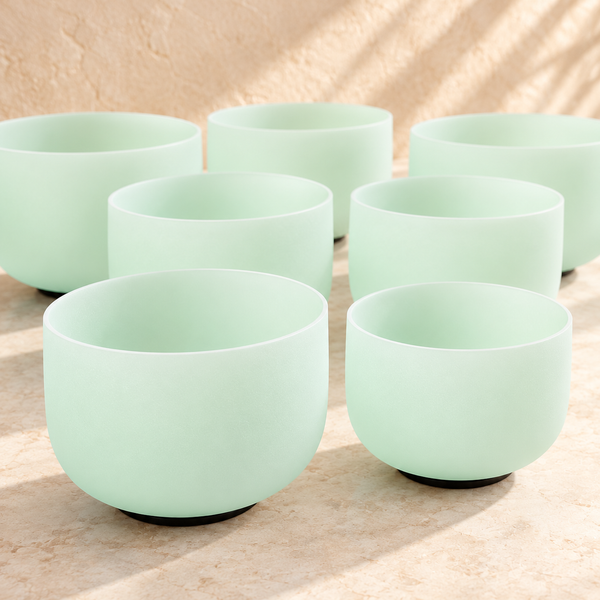 Set de siete cuencos verde menta, detalle del borde. Imagen ambientada digitalmente.
