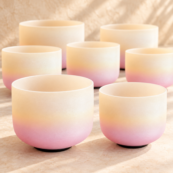 Set de siete cuencos naranja y rosa, detalle del borde. Imagen ambientada digitalmente.