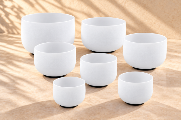 FULL HEALING CHAKRAS: siete cuencos blancos de cuarzo sobre fondo marfil, ambientación digital