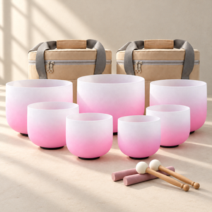 COMPASSION: siete cuencos rosa parcial con dos bolsas beige y cuatro baquetas; ambientación digital basada en el producto.
