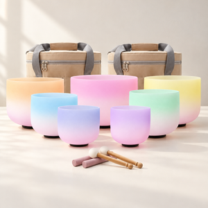 EQUINOX: siete cuencos bicolor con dos bolsas beige y cuatro baquetas; ambientación digital basada en el producto.