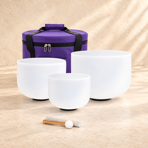GRACE-ESSENCE-SANCTUARY · bolsa de nylon violeta mate con cuencos originales; ambientación digital