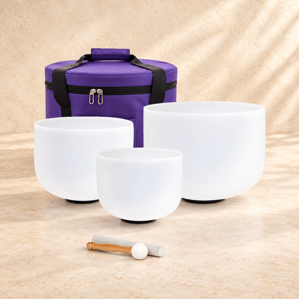 GRACE-ESSENCE-SANCTUARY · bolsa de nylon violeta mate con cuencos originales; ambientación digital