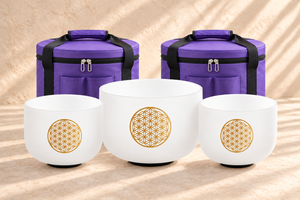 Ambientación digital: ILLUMINATION con tres cuencos blancos y símbolos dorados originales, dos bolsos cilíndricos de nailon violeta con asas negras según referencia.