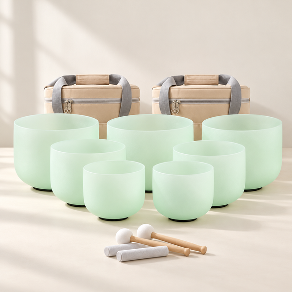 RENEWAL: siete cuencos verde menta con dos bolsas beige y cuatro baquetas; ambientación digital basada en el producto.