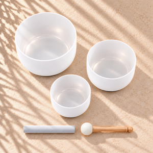 SOUL: tres cuencos y dos baquetas originales; fondo cálido mate con tono armonizado, ambientación digital.