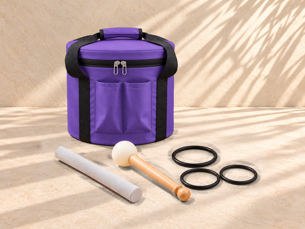 SOUL: bolso de nylon violeta mate, dos baquetas y tres aros de apoyo sobre fondo marfil mate