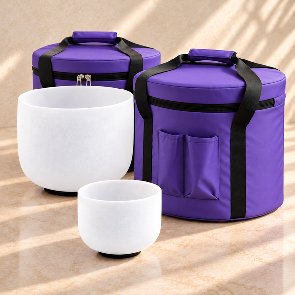 Ambientación digital: SERENITY/CLARITY/SPIRIT con los cuencos y accesorios originales, dos bolsos de nailon violeta mate con asas negras según referencia.